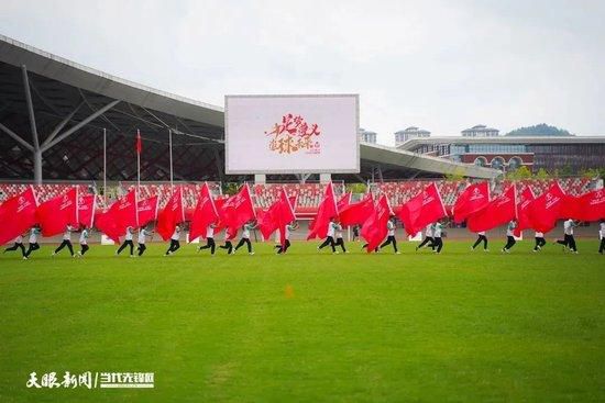 　　　　破了旧有印象，我们必需接管面前全新的哥谭，不只是概况上那末海不扬波，和平年月下差人变得畏缩、败北黑暗滋生，前半小时一些可能让不雅众感应奇异的细节实在就是基于这个设定的。